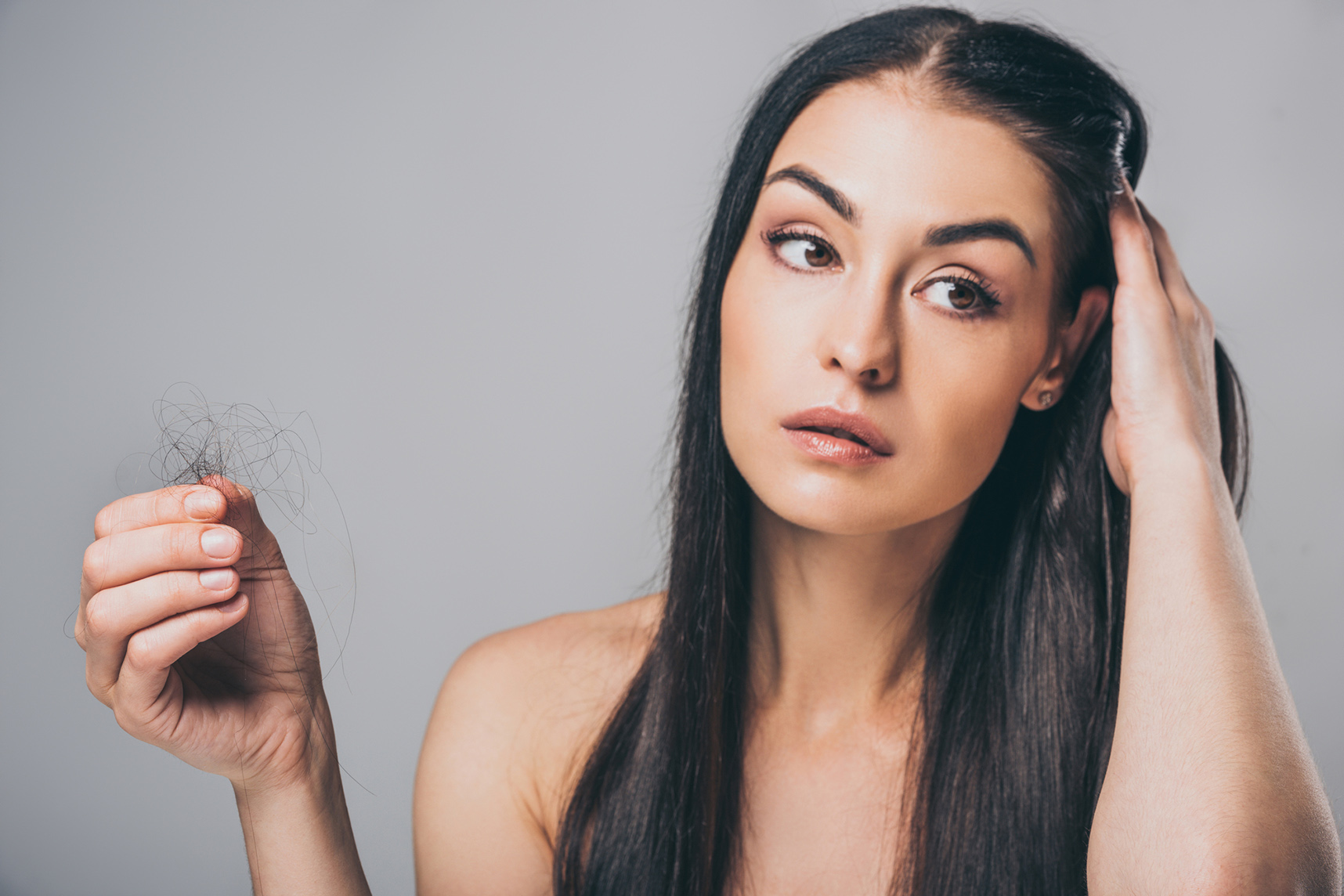 Симптом выпадения волос у женщины